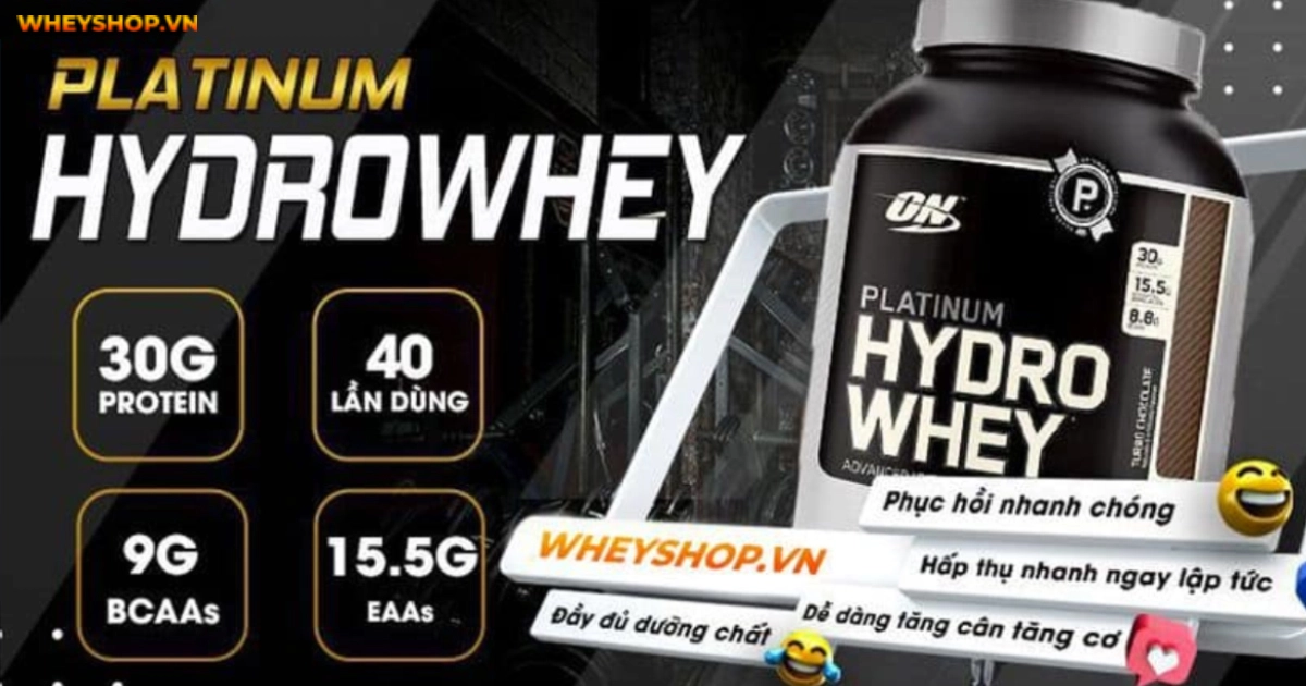 alt text: Người đàn ông đang pha và uống sữa tăng cơ Platinum HydroWhey