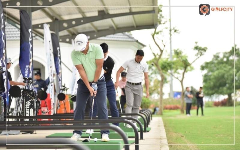 alt=Người chơi golf thực hiện cú swing