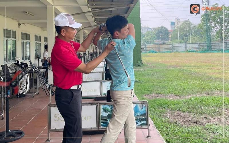 alt=Luyện tập golf với huấn luyện viên