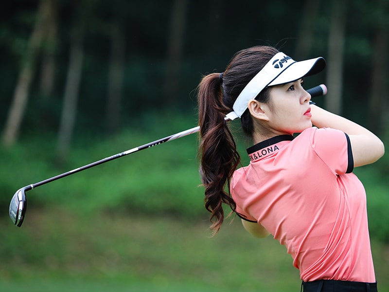 Golfer nữ chọn gậy golf có chiều dài phù hợp để thuận tiện swing và vào bóng