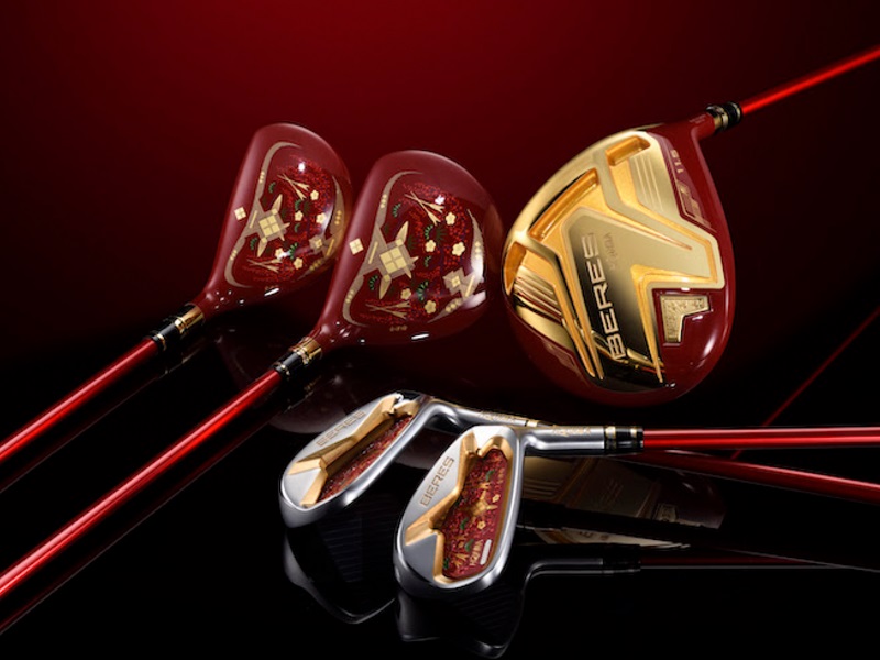 Golfer đang chọn gậy golf Honma 4 sao