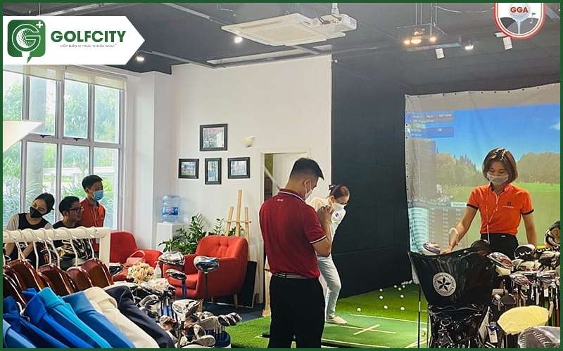 Hình ảnh học viên luyện tập golf trong phòng 3D