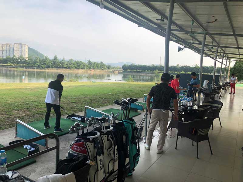 Sân golf với 30 đường line đánh rộng rãi, độc đáo