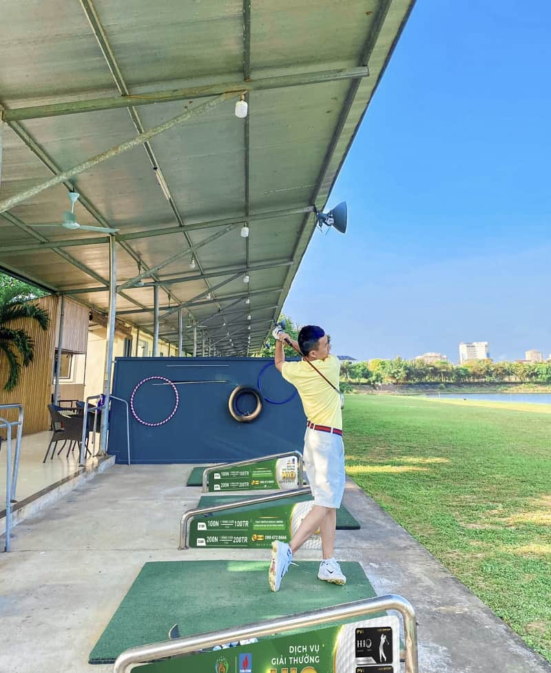 Golfer nên liên hệ đến số điện thoại quản lý sân golf để được cập nhật chi tiết hơn về mức giá