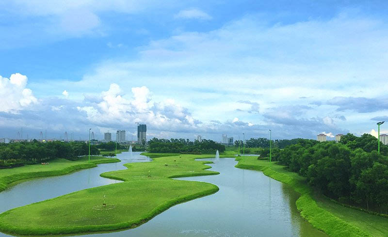 Sân tập golf Ciputra với view hồ Tây