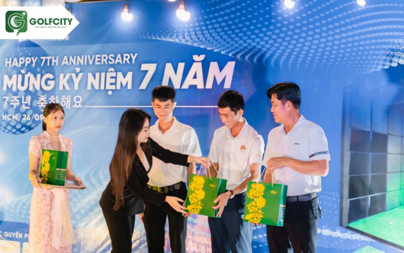 Đại diện CitiGym đã gửi tặng món quà trung thu cho các huấn luyện viên