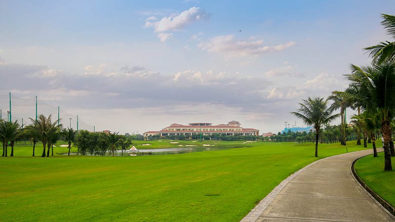 Không gian sân golf rộng và thoáng