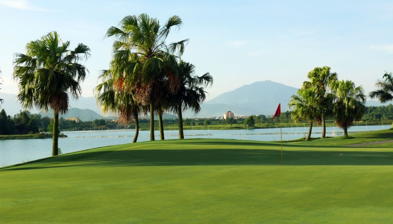 Sân golf Đầm Vạc với cảnh quan yên bình