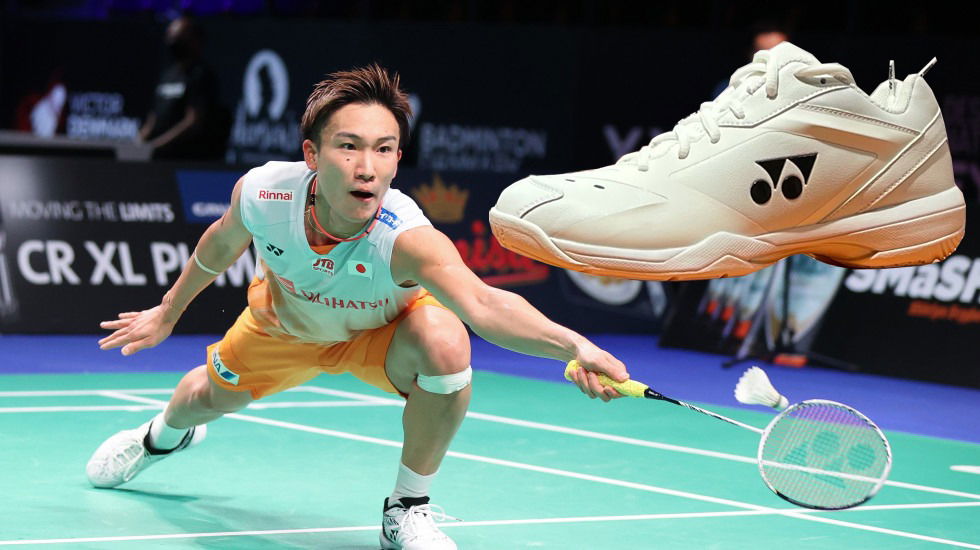 alt text: Đôi giày cầu lông Yonex màu trắng xanh, nổi bật với công nghệ Power Cushion